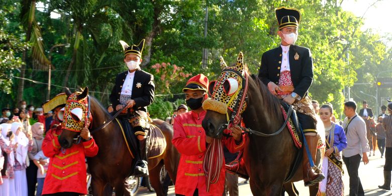 Gibran Rakabuming Raka (kanan) tengah berkuda bersama Menteri Investasi/ Kepala BKPM Bahlil Lahadalia (kiri) di Jalan Slamet Riyadi dalam Solo Batik Carnival 2022, Kamis (7/7/2022).