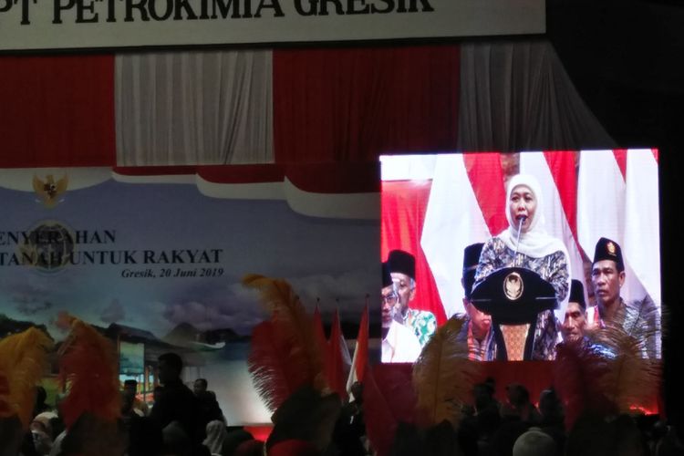 Gubernur Jawa Timur, Khofifah Indar Parawansa, saat memberikan sambutan di acara pembagian sertifikat di GOR Tri Dharma, Gresik, Kamis (20/6/2019).