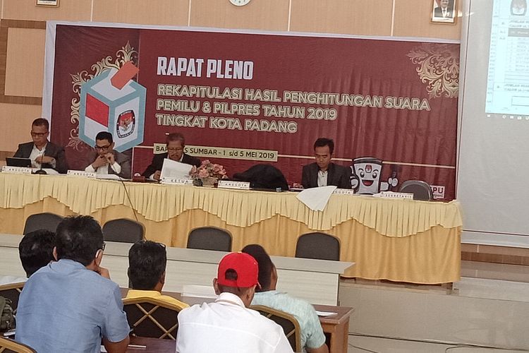 Suasana rapat pleno rekapitulasi suara KPU Padang di Aula Bapelkes Padang, Selasa (7/5/2019) malam