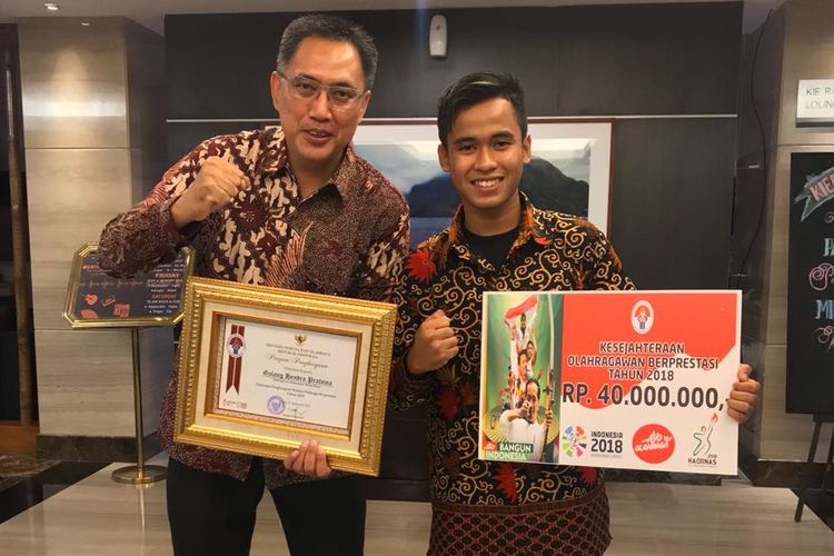 Galang Hendra (kanan) bersama M. Abidin selaku General Manager After sales & Motor Sports, PT Yamaha Indonesia Motor Manufacturing (YIMM) setelah menerima penghargaan Pelaku Olahraga Berprestasi Tahun 2018 dari Kemenpora, Minggu (9/9/2018)