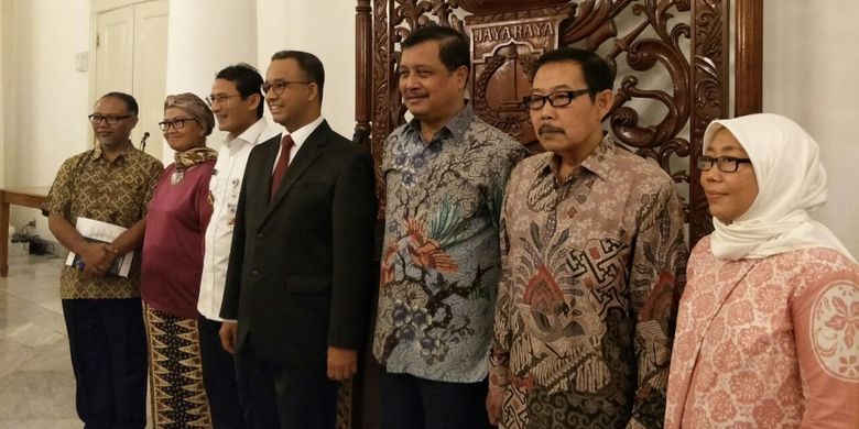 Gubernur DKI Jakarta Anies Baswedan dan Wakil Gubernur Sandiaga Uno bersama lima anggota TGUPP bidang pencegahan korupsj bernama Komite Pencegahan Korupsi di Balai Kota, Rabu (3/1/2018).  Komite ini diketuai oleh Bambang Widjojanto. 