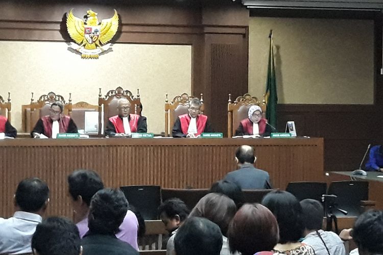 Advokat Fredrich Yunadi duduk di kursi terdakwa di Pengadilan Tipikor Jakarta, Kamis (8/2/2018).