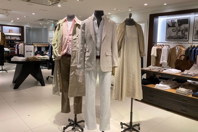 Ragam produk BANANA REPUBLIC di flagship store terbesar di Jepang.
