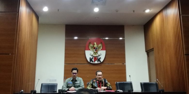 Juru Bicara KPK Febri Diansyah dan Wakil Ketua KPK Saut Situmorang