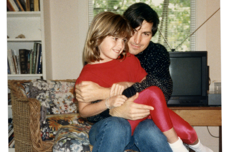 Lisa, putri Steve Jobs saat dipangkuan ayahnya