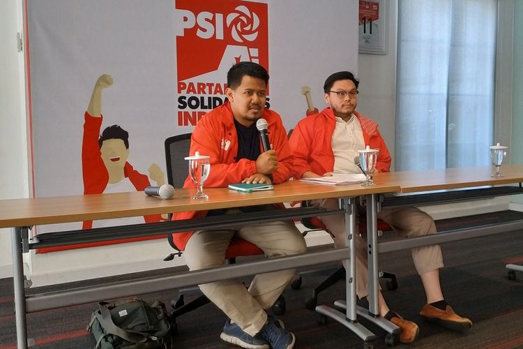 Idris Ahmad (kiri) dan William Aditya Sarana (kanan) sebagai anggota DPRD DKI Terpilih dari partai PSI saat menggelar konferensi pers di DPP PSI, Tanah Abang, Jakarta Pusat pada Selasa (21/8/2019).