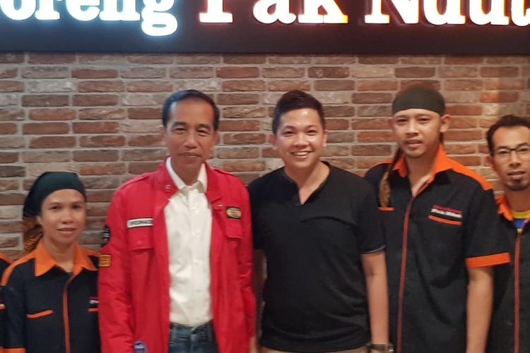 Presiden Joko Jokowi Widodo berfoto bersama dengan Joni Anson, pemilik restoran  Bebek Goreng Pak Ndut beserta karyawan di Lucky Plaza, Singapura, Selasa siang (13/11/2018)