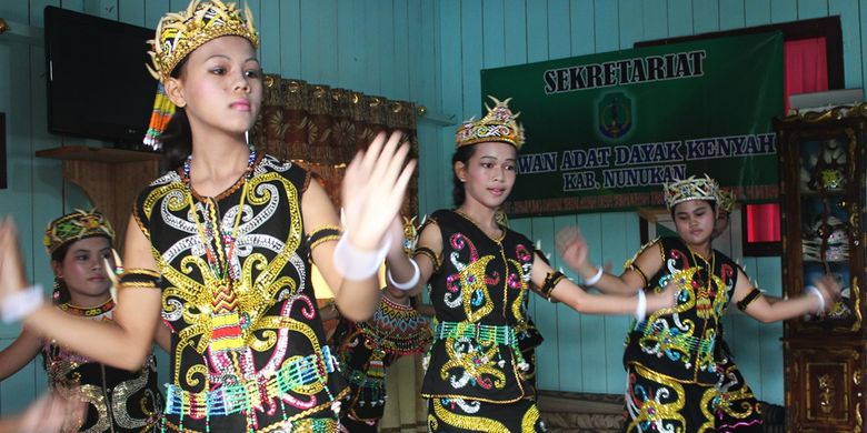 Tari penyambutan yang dibawakan oleh Suku Dayak Kenyah, Kalimantan Utara.