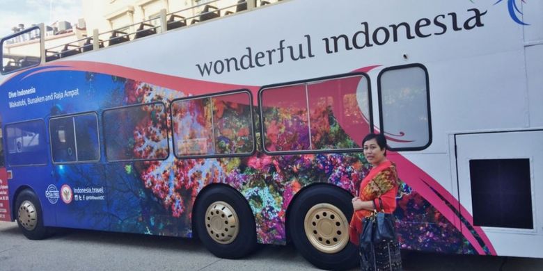 Sebuah bus double decker berada di pelataran parkir Kedutaan Besar Republik Indonesia di Washington DC dalam rangka peluncuran Kampanye Pariwisata Wonderful Indonesia, Jumat 6 Oktober 2017. 

