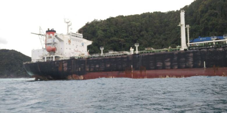 Kapal tangker berbendera Amerika terdampar di Pulau Sedue, Kecamatan Tambelan. Anehnya, kapal ini sama sekali tidak ada ABK-nya.