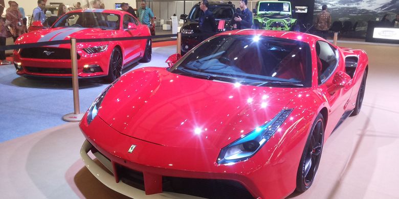 Ferrari dan Mustang yang dipajang di stan Glamour pada hari pertama penyelenggaraan ajang Indonesia International Motor Show (IIMS) 2018 di JIExpo Kemayoran, Jakarta, Kamis (19/4/2018).