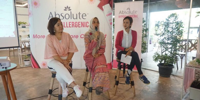 Dari kiri ke kanan: PR Manager PT.Kino Yuna Eka Kristina, dr.Neni Anggraeni Sp.OG, dan Instruktur yoga Sariri Dewi dalam Talkshow More Active, More Confidence di Jakarta (20/4).