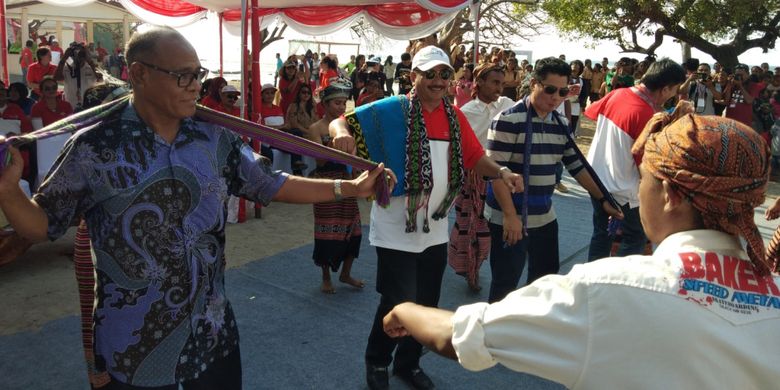 Menteri Pariwisata Arief Yahya (bertopi putih) menari Tarian Likurai di Pantai Pasir Putih di Desa Kenebibi, Kecamatan Kakuluk Mesak, Kabupaten Belu, Nusa Tenggara Timur (NTT), Jumat (5/10/2018).