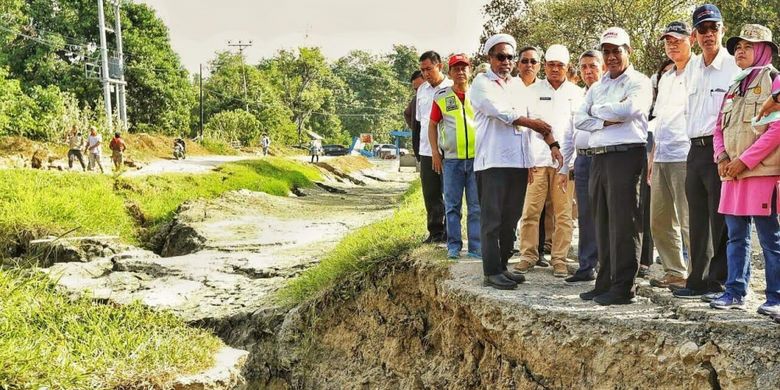 Menteri Pertanian Amran Sulaiman bersama Tenaga Ahli Utama Kedeputian IV bidang Komunikasi Politik dan Diseminasi Informasi Kantor Staf Presiden (KSP) Ali Mochtar Ngabalin, meninjau lokasi terdampak gempa di Palu, Sulawesi Tengah, Sabtu (6/10/2018).