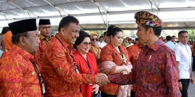 Gubernur Sulawesi Utara Olly Dondokambey bersalaman dengan Presiden Jokowi dalam Temu Karya Nasional Gelar Teknologi Tepat Guna (TTG) XX dan Pekan Inovasi Perkembangan Desa/Kelurahan (PINDesKel) 2018 di Bali, Jumat (19/10/2018) .