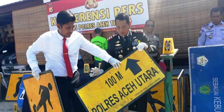 Kapolres Aceh Timur AKBP Wahyu Kuncoro memperlihatkan barang bukti pencurian rambu jalan di Mapolres Aceh Timur, Selasa (27/11/2018)