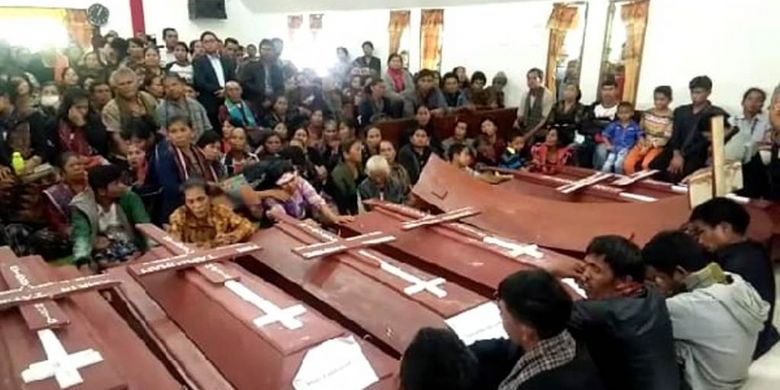 Proses pemakaman korban bencana longsor di Desa Halado, di GKPI Aek Rihit, Kecamatan Pintu Pohan, Kabupaten Tobasa, Jumat (14/12/2018).