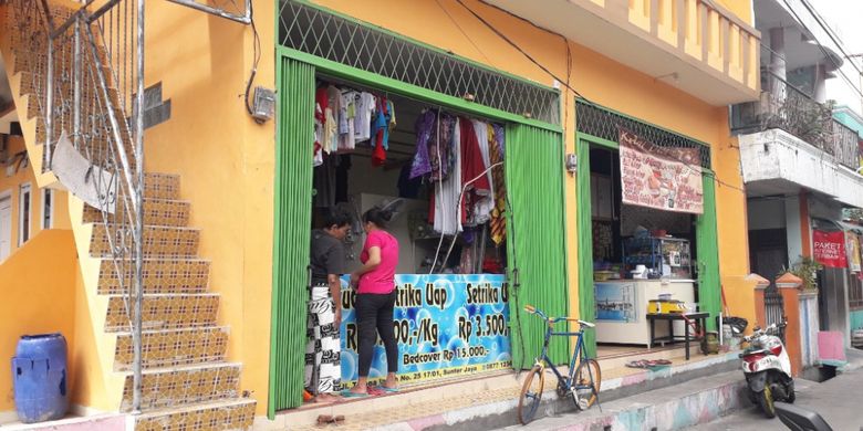 Salah satu tempat laundry di Kelurahan Sunter Jaya dekat Kali Sentiong, Kamis (3/1/2019).