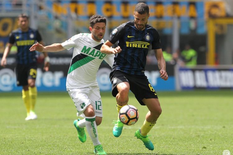 Antonio Candreva melindungi bola saat Inter Milan melawan Sassuolo pada partai lanjutan Serie A - kasta teratas Liga Italia - di Stadion Giuseppe Meazza, Minggu (14/5/2017).