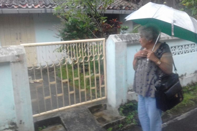 Yvone saat tiba di rumah masa kecilnya di Kampung Boton Kota Magelang, belum lama ini. 