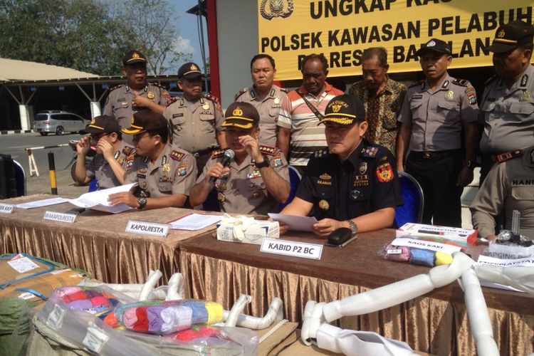 Kapolresta Barelang Kombes Pol Hengky menunjukkan barang tegahan yang berhasil diamankan Kepolisian KKP di salah satu pelabuhan tidak resmi yang ada di kawasan Sagulung, Batam, Kepulauan Riau.