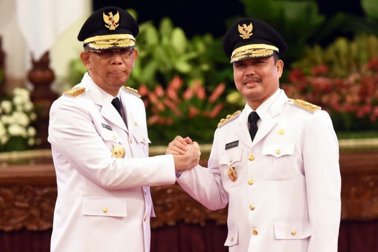 Gubernur Kalbar Sutarmidji (kiri) dan Wakil Gubernur Kalbar Ria Norsan (kanan) seusai dilantik oleh Presiden Joko Widodo di Istana Negara (5/9/2018).