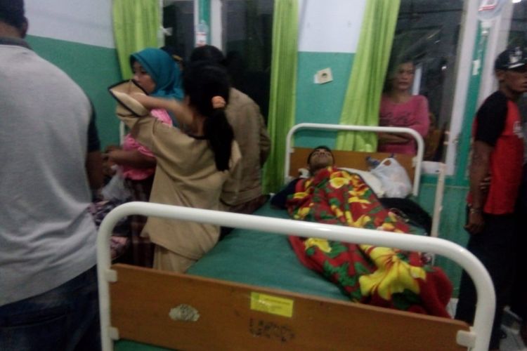 Korban keracunan makanan saat dirawat di Puskesmas Sape, Rabu (26/9/2018)