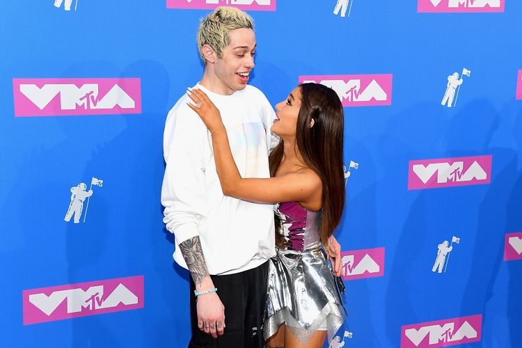 Pasangan Pete Davidson dan Ariana Grande menghadiri 2018 MTV Video Music Awards di Radio City Music Hall di New York City, pada 20 Agustus 2018.