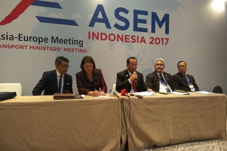 Menteri Perhubungan Budi Karya Sumadi dan perwakilan delegasi Uni Eropa Violeta Bulc (kedua dari kiri) memberikan paparan kepada media, Selasa (27/9/2017).