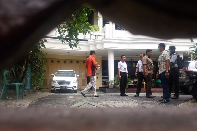 Penyidik menggeledah rumah Gunawan Angka Widjaja di Jalan Tidar Surabaya.