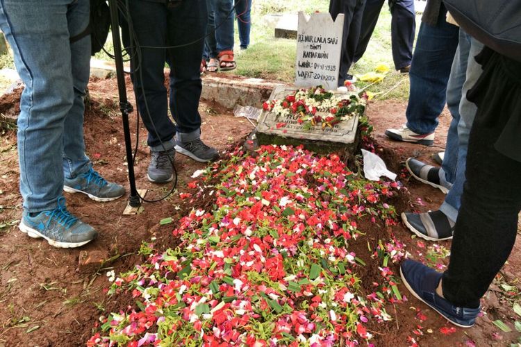 Jenazah artis senior Laila Sari dimakamkan di Tempat Pemakaman Umum (TPU) Karet Bivak, Jakarta Pusat, Selasa (21/11/2017).
