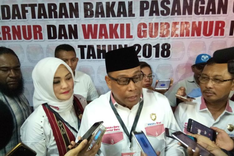 Bakal calon gubernur Maluku, Irjen Pol Murad Ismail didampingi pasangannya Barnabas Orno saat memberikan keternagan kepada waratwan usai mendaftar ke KPU Maluku, Rabu (10/1/2018)