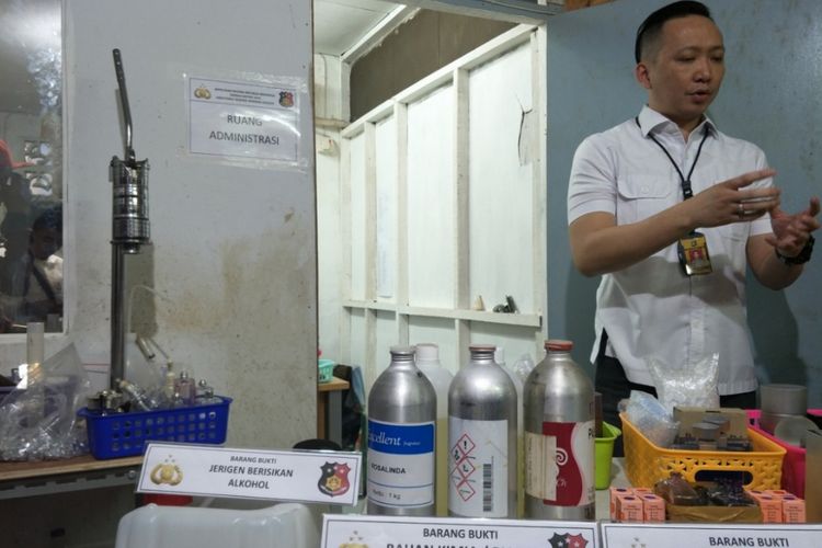Bahan parfum palsu yang diamankan polisi daei sebuah rumah produksi di Tamansari, Jakarta Barat, Rabu (7/2/2018).