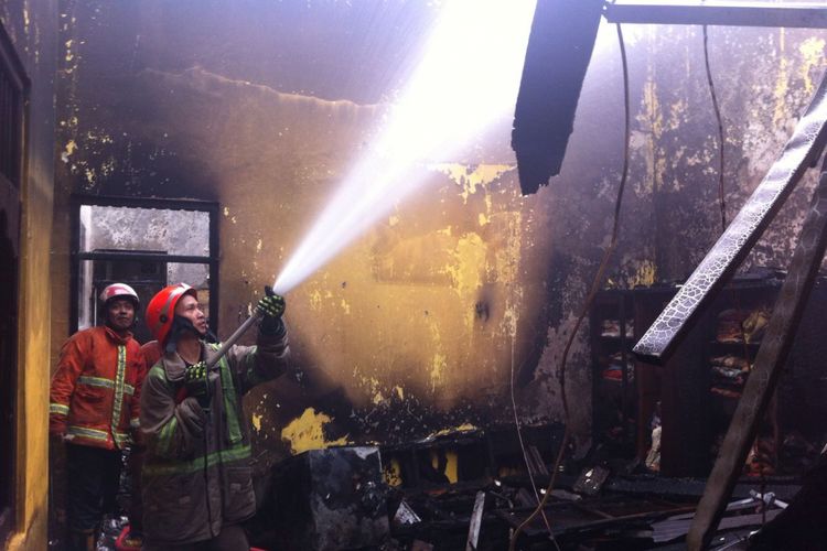 Petugas pemadam kebakaran tengah memadamkan api di sebuah rumah di Jalan Camar Raya RT 005 RW 010 Kelurahan Depok Jaya, Kecamatan Pancoran Mas, Kota Depok pada pukul 15.00 Kamis (22/3/2018).