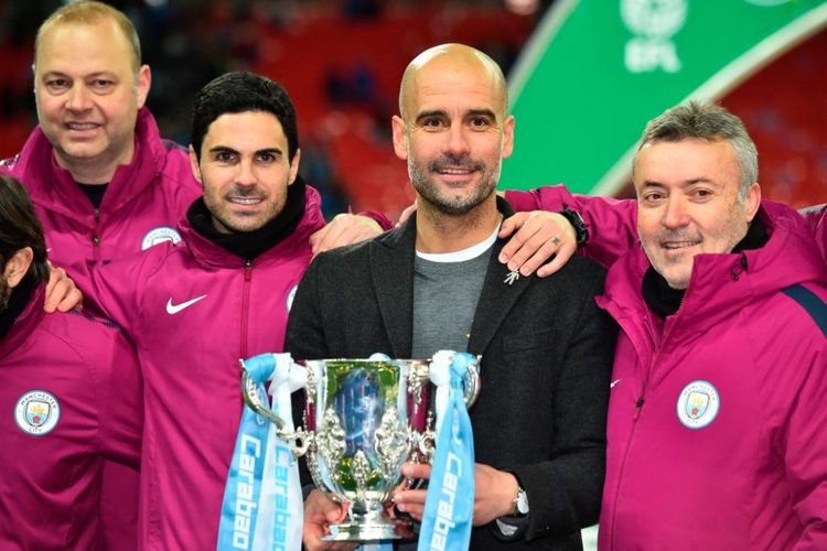 Mikel Arteta, Pep Guardiola, dan Domenec Torrent merayakan keberhasilan Manchester City menjuarai Piala Liga Inggris, 25 Februari 2018. 