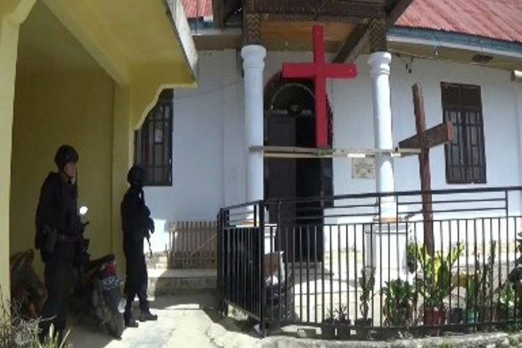 Brimob dan Polres amankan 654 gereja di Mamasa pasca insiden bom Surabaya, Minggu (13/5/2018)