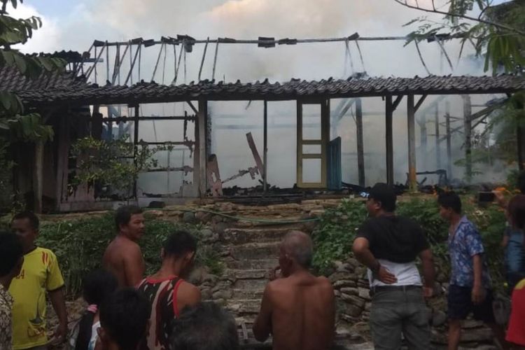 Dua rumah milik Juki (63) di dusun Banjangan, desa Sambirejo, Kecamatan Bringin, Kabupaten Semarang, Rabu (20/6/2018) terbakar.
