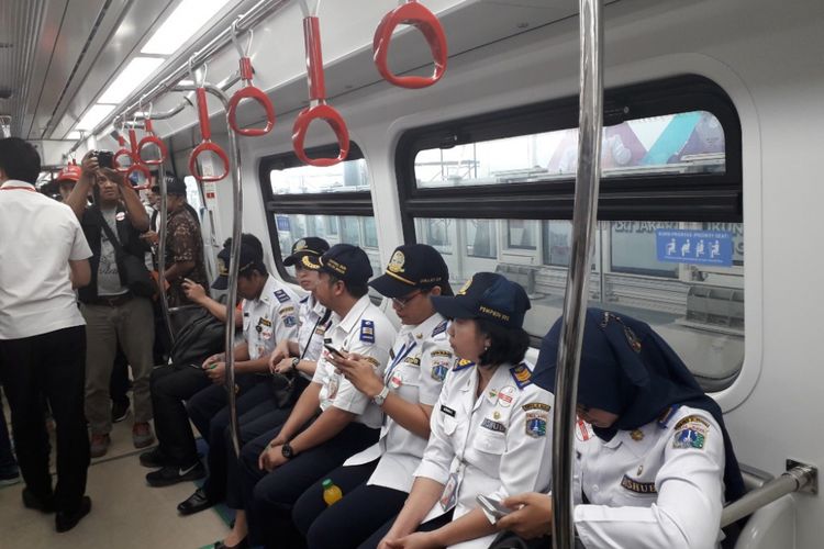 Sejumlah pegawai Dinas Perhubungan DKI Jakarta ketika menumpangi Kereta LRT Jakarta dalam masa uji coba operasional, Rabu (15/8/2018).