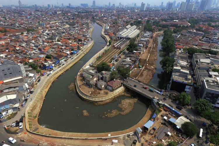 Sungai Ciliwung di Kawasan Bukit Duri, Jakarta yang sebagian bantarannya sudah dinormalisasi, Jumat (18/8/2017). Di sepanjang bantaran yang sudah dinormalisasi juga dibangun jalan inspeksi.