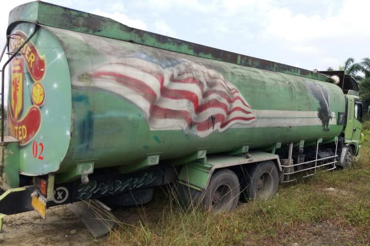 Truk tangki penabrak satu keluarga yang hendak ke gereja di Jalan Yos Sudarso, Kecamatan Rumbai, Pekanbaru, Riau (28/10/2018).