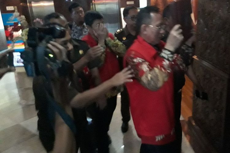 2 mantan direksi PT Jamkrida Jatim ditahan di Kejati Jatim, Rabu (14/11/2018)