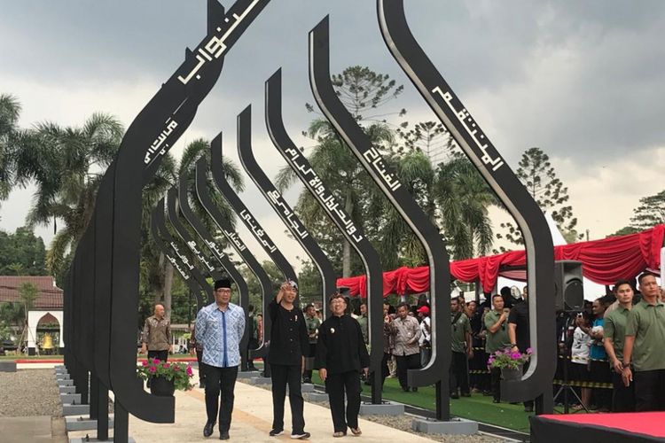 Presiden Joko Widodo saat meninjau alun-alin Cianjur, Jawa Barat, Jumat (8/2/2019).