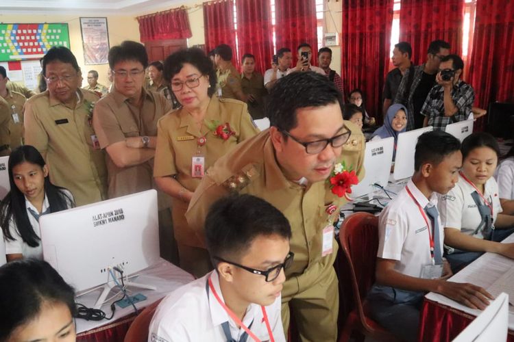 Wakil Gubernur Sulawesi Utara Steven Kandouw sedang mengecek peserta UNBK Sulawesi Utara di SMK N 1 Manado, Senin (25/3/2019) pagi.