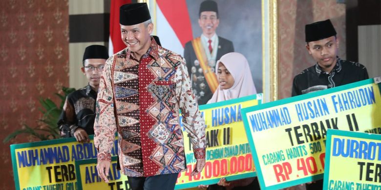 Gubernur Ganjar Pranowo menyerahkan penghargaan untuk juara Lomba STQ Nasional dari Jawa Tengah di acara Malam Anugerah Baznas Jateng Award 2019 di Kantor Pemerintah Provinsi Jawa Tengah, Semarang, Senin (29/7/2019) malam. 