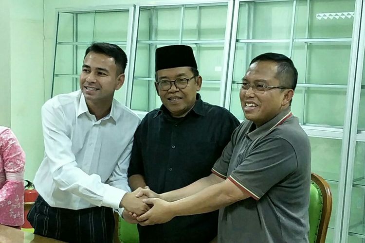 Raffi Ahmad bersalaman dengan Wasekjen MUI Nadjamuddin Ramli (kanan) dan Ketua Komisi Infokom MUI Masduki Baidlowi (tengah) di kantor pusat MUI, kawasan Menteng, Jakarta Pusat, Kamis (30/5/2019).