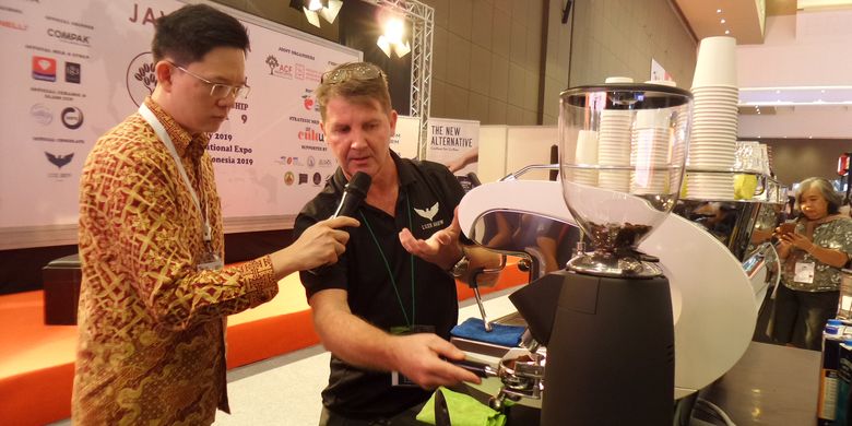 Justin Metcalf, salah satu juri Javaroma Asean Barista Team Championship 2019 (Javaroma - ABTC 2019), tengah menunjukkan cara menyiapkan minuman kopi di sela konferensi pers di JIExpo Kemayoran, Jakarta, Rabu (24/7/2019).