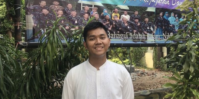 Muhammad Dzul Fakhri siswa SMAN 68 yang berhasil meraih nilai UNBK jurusan IPA tertinggi se DKI Jakarta. Dzul memperoleh rata-rata nilai 100 untuk empat mata pelajaran yaitu Kimia, Matematika, Bahasa Indonesia dan Bahasa Inggris. Foto diambil Senin (13/5/2019). 