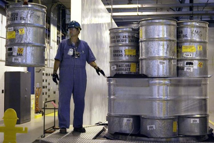 galon berisi limbah transuranic disiapkan untuk pengiriman ke fasilitas Penerimaan dan Pengolahan Limbah di Hanford Nuclear Reservation pada 2005