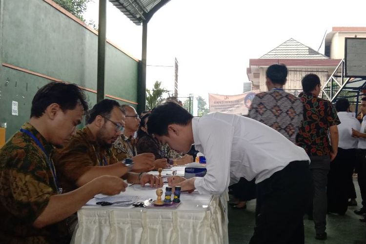 Salah satu peserta terlihat melakukan registrasi sebelum mengikuti tes CPNS di Gedung Siti Khadijah, Yogyakarta.