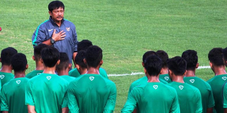 Pelatih tim nasional Indonesia U-18, Indra Sjafri, memberi pengarahan kepada pemain dalam pemusatan latihan di  Lapangan Atang Sutrisna, Cijantung, Jakarta.